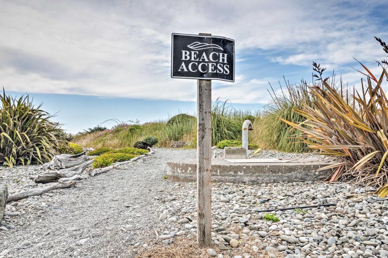 Quiet Waterfront Escape With Hot Tub And Beach Access! Голд Бийч Екстериор снимка