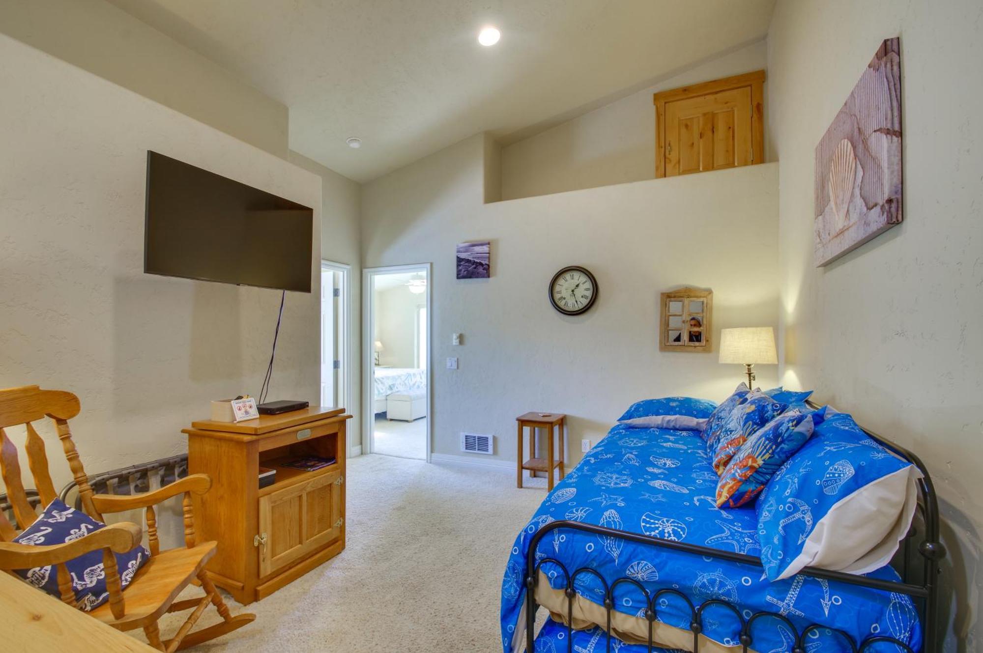 Quiet Waterfront Escape With Hot Tub And Beach Access! Голд Бийч Екстериор снимка