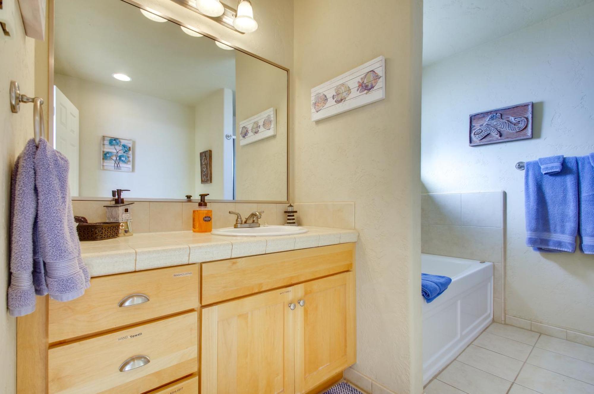 Quiet Waterfront Escape With Hot Tub And Beach Access! Голд Бийч Екстериор снимка