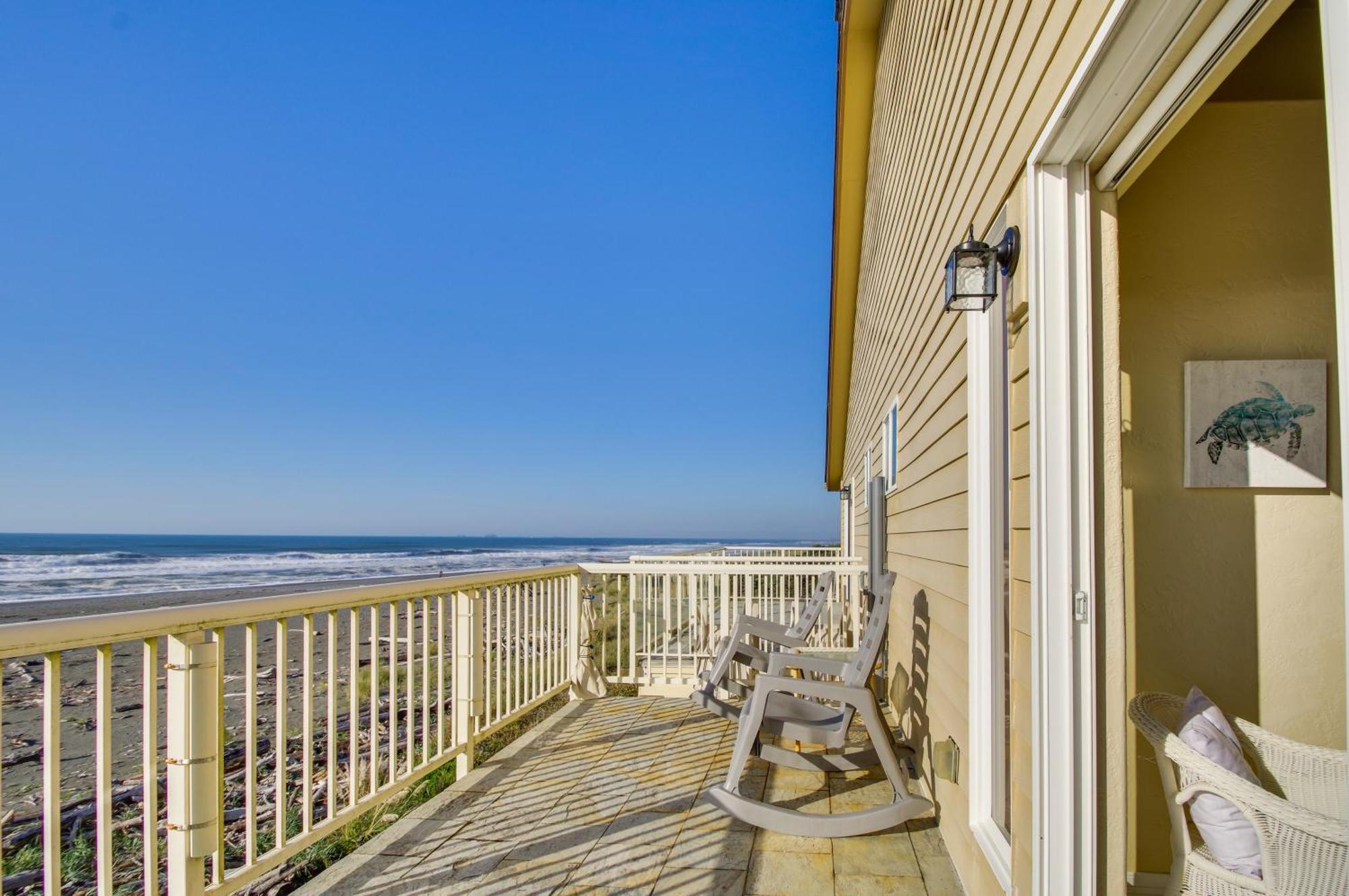 Quiet Waterfront Escape With Hot Tub And Beach Access! Голд Бийч Екстериор снимка